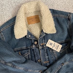 NWT Levi’s Signature Gold Sherpa lined trucker jean jacket, Men’s szSM